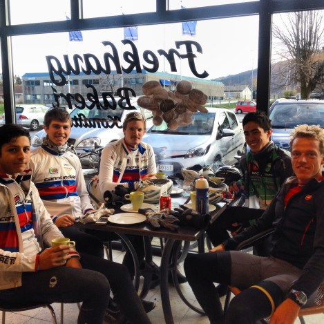 Proffene gjør det og amatørene gjør det. Ta deg en pust i bakken sånn ca halveis på en lang treningsøkt. Det skader heller ikke med noe godt i koppen og en matbit. Her er også Nr 1 på listen viktig. Er du alene blir det ikke helt det samme.!