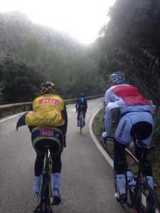 Gunnar og meg innser at vi er gamle og tunge når de svarte og blå SKY rytterne fløy forbi oss opp bakkene på Mallorca