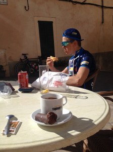 Her er han i aksjon igjen, litt skeptisk til kaken