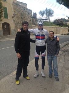 Jeg har også rukket å bli lokalkjendis her på øyen, på nesten hver tur blir jeg ropt etter mens folk vinker ivrig med hendene å sender meg melding at de så meg på tur. jeg har også blitt invitert på café av et lokalt lag, her med treneren og manageren for laget