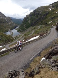 Her et bilde av bakken opp fra Odda over til Røldal