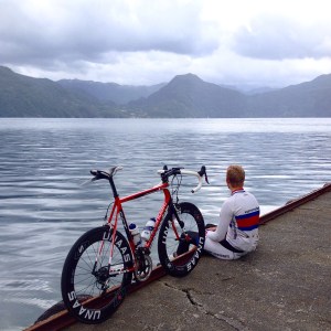 Her har jeg og Ørjan nettopp hatt kaffe-stopp innerst og nederst i Åkra, herlig natur på alle kanter