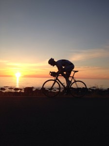 Så var det solen da, man kan jo sykle døgnet rundt  da er er lyst hele tiden, tar man seg en kveldstur kan man nyte midnattsolen som dypper seg ned i havet før den går opp igjen.