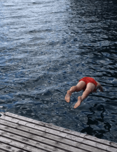 En liten tradisjon i Åkra var at vi badet i fjorden etter hver treningstur. Friskt og kaldt.