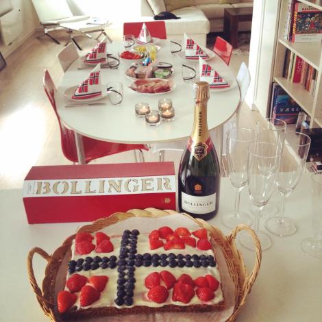 Alle syklister liker kake på kaffe-stoppene sine på langtur, de liker også kake ellers. Så derfor bør alle finne en kake de liker å alltid ha oppskriften klar hvis lysten melder seg. Min favoritt er Gulrotkake, denne kan nytes i kombinasjon med nr 1 og nr 3 på min liste. Her er min oppskrift: INGREDIENSER 6 stk egg 33⁄4 dl sukker 5 dl hvetemel 4 ts malt kanel 3 ts natron 1⁄2 ts salt 11⁄2 ts vaniljesukker 11⁄2 dl olje 6 dl revne gulrot OSTEKREM: 200 g kremost naturell 200 g melis 1 ts vaniljesukker