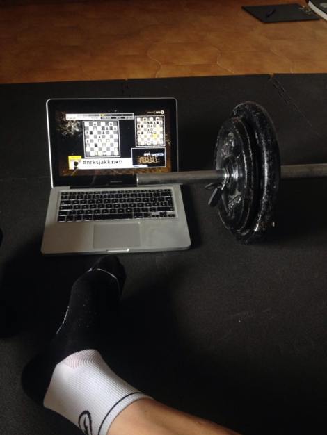 Hver økt blir avsluttet med basis styrke i fitness rommet i huset. 2 ganger i uken løfter jeg også litt vekter til forandring fra i fjor, denne uken har Sjakk og Magnus Carlsen holdt spenningen oppe etter treningsturene.