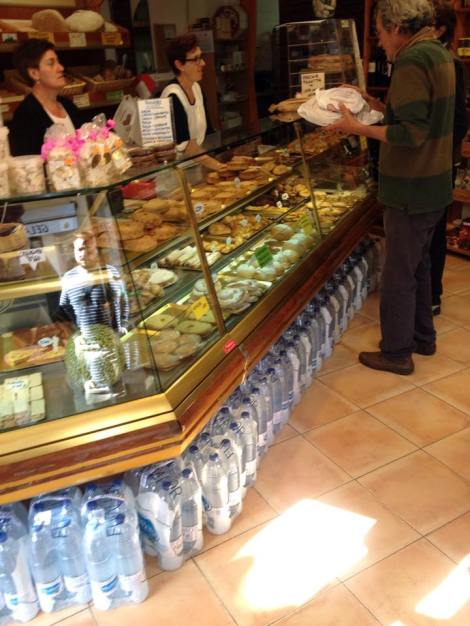 Utvalge er det heller ikke noe å si på, kjøp deg en kake og velg blandt 3-4 plasser utenfor til å drikke kaffe.