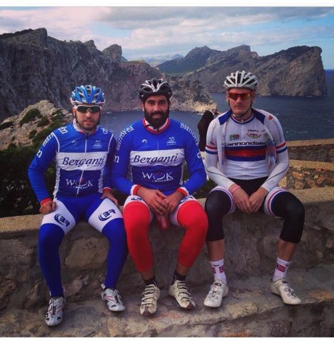 3 fornøyde gutter ved fyrtårnet på Fromentor, mektig natur langs kysten.