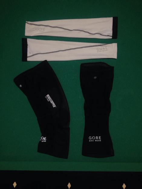 Utrolig nyttige plagg for litt kjølige dager på sykkelen, velg gjerne tøy med windstopper.