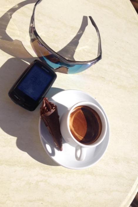 Denne Café´en som i grunn ikke er en café men en baker går under navnet Farn Ca´n Toni. Denne bakeren finner du midt på øyen og midt i landsbyen Sineu:) Denne plassen er litt vanskelig å finne, men et godt tips kan være å sikte på kirketårnet da torget ligger rett ved det. Ved siden av bakeren er det strategisk nok plassert en Café så der kan du få en kopp kaffe til kakene:)