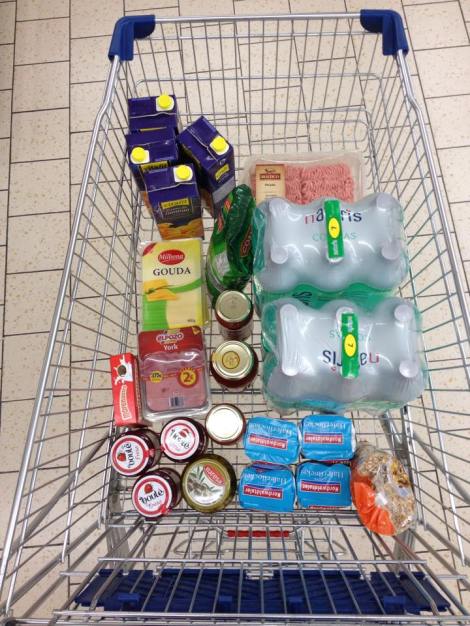 Det hele starter med shopping av mat, det går veldig mye i pasta, kjøttdeig, ost, skinke, farris, havregrøt osv...eller det er vel egentlig bare det som gjelder her nede:)