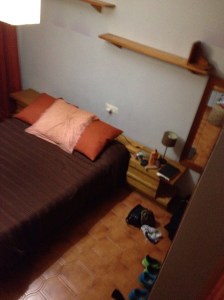 Her er mitt nye soverom, stort og fint selvom ikke hele kommer med på bilde.