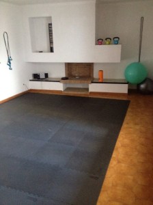 Eget treningsrom har jeg også tilgjengelig, jeg spurte på fredags kveld om de hadde et treningssenter hvor jeg kunne trene knebøy, men det var langt unna. Men når jeg våknet dagen etterpå hadde de ordnet det til meg i dette rommet...det er service det:)