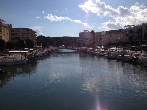 Slik ser utsiktet ut ved noen av kystbyene rundt om kring på øyen, man tar seg tid til en kaffe på slike steder halveis på turen.
