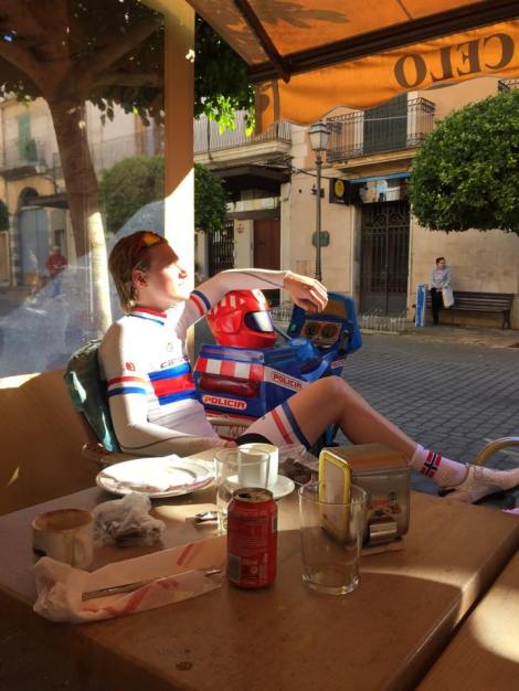 Selv liker jeg ikke å trene så mye, så mens alle andre er ute å trimmer sitter jeg gjerne her på cafe mens jeg ser på lokale damer