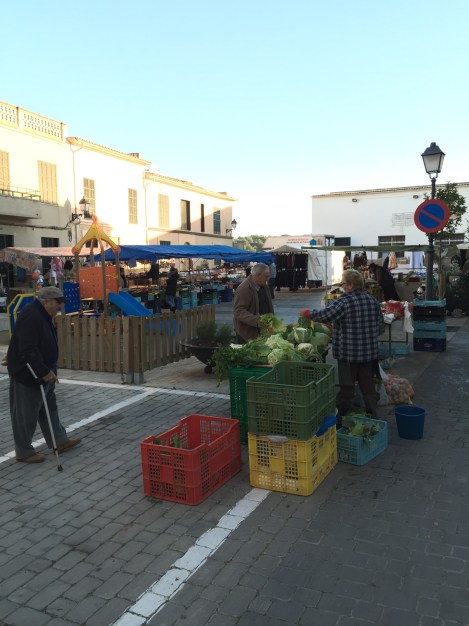 Hver mandag er det også et aldri så lite marked her i landsbyen, her får du kjøpt ferske oliven og tøfler.