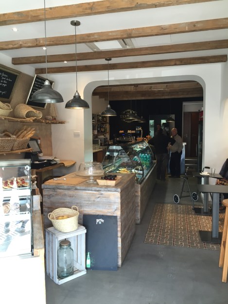 Innsiden av ukens Café, beste utvalget jeg har sett i Port de Soller selv om de ansatte jobber i vinterhastighet