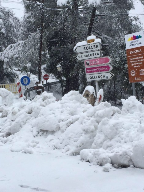 Snøen har inntatt øyen, alle fjellveier ble stengt i 2 døgn pga store mengder snø...Heldigvis ikke ofte dette skjer...