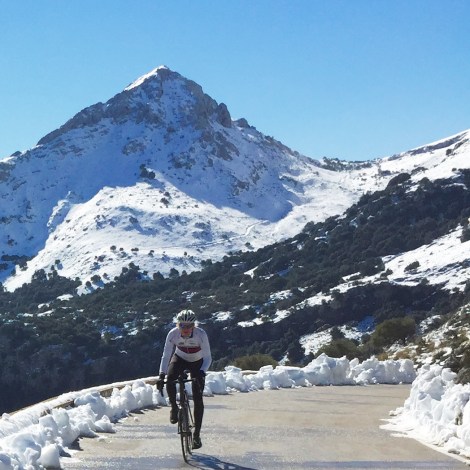 Etter at melkesyre verdiene gikk litt ned måtte vi ta en bilde på toppen av Coll dels Reis, man lengter litt tilbake til påskefjellet hjemme i Norge å for hver topp jeg slet meg motiverte jeg meg selv med at det lå en iskald solo og en kvikk-lunsj på toppen.. Noe det da selvfølgelig ikke gjorde, men jeg er flink til å lure meg selv slik.