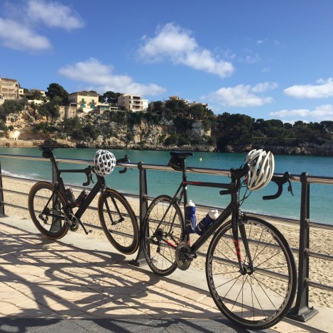 Siden jeg denne uken hadde selskap på turene blir det litt kosligere å ta en kaffestopp underveis på de lange turene. Slik så da ut ca halvveis på onsdagens tur, stedet er Porto Cristo, rett og slett nydelig.