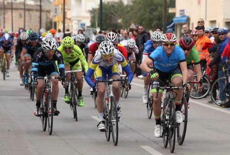 Her stikker hodet mitt opp bak vinneren i blå trøye Foto: Peña Ciclista Establiments