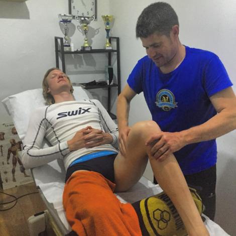 Slitne bein trenger også behandling, det får de hos denne duden som er viden kjent for sin kvalitets massasje. Vondt var det men det må litt smerte til for å nå sine mål