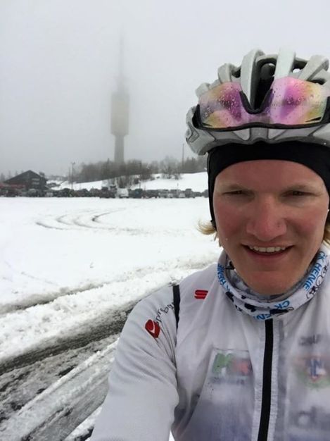 Man kan vel trygt si at det er kontraster mellom 25+ på Mallorca på lørdag og 1+ og snø på toppen av Tryvann søndag...Men jeg syklet et drag opp slik at jeg holdt varmen oppover, værre var desverre nedover med dårlig sikt kombinert med regn....