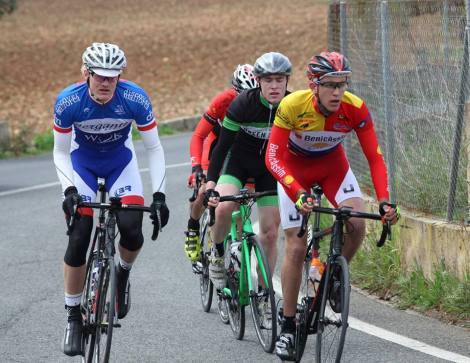 Etter hvert er vi 4 stk som jobber godt sammen men den neste timen kommer vi aldri nærmere enn 40 sekunder til bruddet foran. Foto: Peña Ciclista Establiments