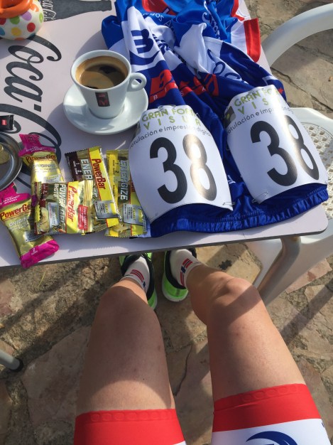 Så over til søndagen da det var duket for 105km fellesstart i en veldig flat rundløype ved byen Campos. I alle spanske byer kryr det av små café´er, noe jeg benyttet meg av i startområdet. Her satt jeg meg ned, bestilte en kopp kaffe som jeg nøt mens jeg festet startnr og fylte lommene med barer og gel. Åååh som jeg har savnet den kriblingen man får da man fører sikkerhetsnålene gjennom startnr å fester den til trøyen, adrenalinet som pumper og spenningen som stiger i takt med pulsen i det starten nærmer seg. 