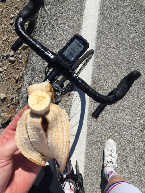 Når man sykler opp 3 slike bakker fortjener man en liten banan før man tar fatt på de siste timene hjemover.