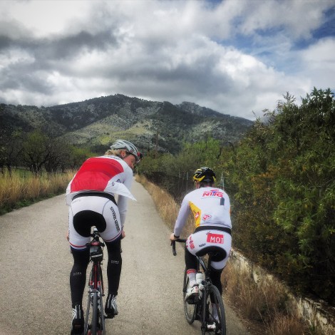Har også fått noen kopper kaffe med denne karen fra Bærum, nemlig Gunnar. Han er her nede med jr laget som han trener. Heldigvis fikk han sneket seg til en 5 timers med meg og Ulrik. Veldig hyggelig fyr å være på tur med igjen. Men jeg ser her hva Landevei mente med at jeg hadde Klassiker-kropp...Jeg består jo av 2xGunnar...