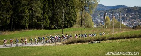 Her ligger jeg i front å drar på hele feltet etter de lengste bakkene på runden, tung men morsomt å kunne "bidra" i en hard løype. Foto: Jonas Orset