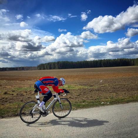 Her er jeg også på en av mine mange tempo økter sist uke, det er også viktig å få med sadeltasken under setet. Denne er i følge mange personer så U-Euro at jeg taper minst 1 døgn pr mil. heldigvis spiser jeg mye kake som gjør at jeg får ekstra fart å tar igjen dette:) #FettErFart