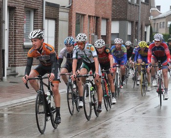 Bilde fra lørdagens ritt, herlig klassikervær, med regn, vind, høy fart og mange velt. Foto: Rita Thienpondt