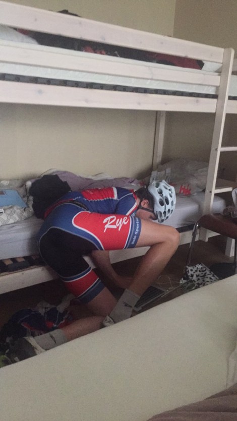 Når Aksel har trent kolapser han alltid rett før han kommer i sengen, han kan ofte ligge i denne stillingen i flere timer....