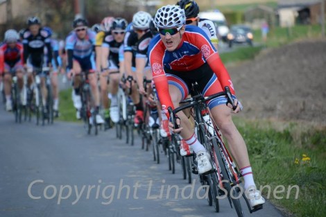 Jeg var også uheldig å ødela bosset mitt, noe som gjorde at det å trå ble en vrien nøtt å knekke...Men før hjulet virkelig slo seg vrangt fikk jeg tatt en 7km lang føring alene i front av hovedfeltet.