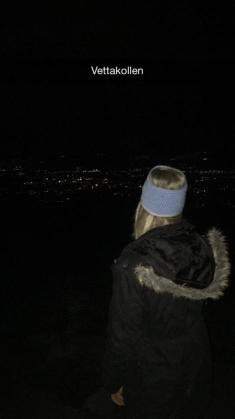 Kveld/natt til fredag ble jeg også lurt med opp til Vettakollen, nå skal det sies at det var verdt strevet når vi kom til toppen å fikk se nattutsikten. Godt å kunne koble helt av fra syklingen med slike kvelder. Ps. husk å lade mobilen hvis du skal bruke lommelykten på den for å finne veien, ellers kan du få deg en overraskelse underveis....