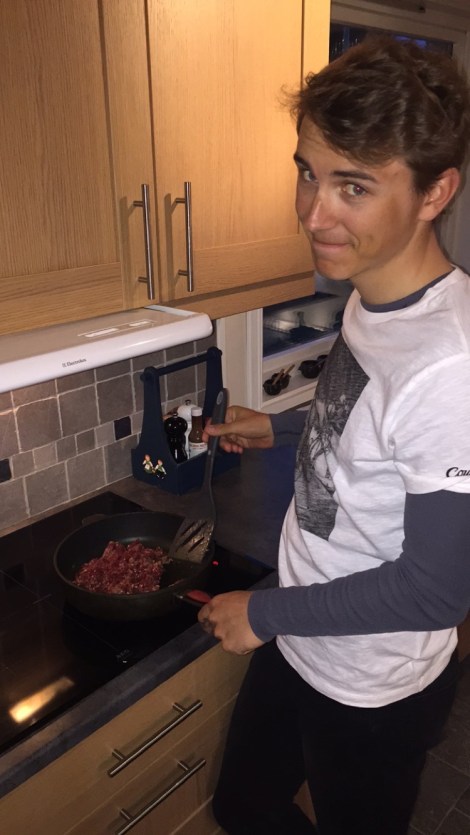 Oppladning til søndagens ritt, kvalitets taco med reinsdyr kjøttdeig...her sanker Simen inn husmorspoeng :)