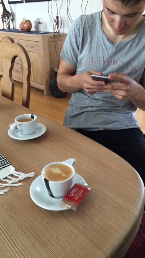 Simen får servert en post-race espresso hjemme hos meg etter at vi tok hjem seieren i JH-Rittet, slang til og med på en velfortjent Speculoos-kjeks:)