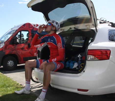 Satt jeg å slukket tørsten i bagasjerommet på bilen...