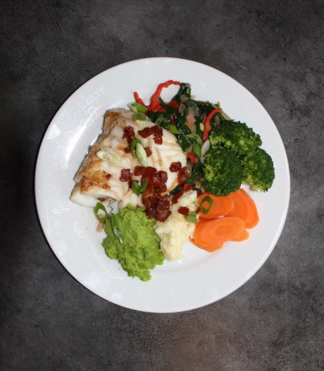 Dagens middag, her endte Lofot-torsken sine dager :) Ååååå jeg er som Truls Svendsen glad i saus, men det har den siste tiden blitt fy fy :/ Men det her smakte uansett super godt :) Anbefaler alle å reise til Lofoten, fiske fisken for så å spise den...!! Super enkel middag.