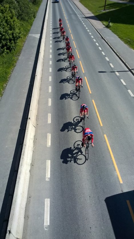 Med mellom 30-40km igjen til mål la jeg meg i front alene med resten av gruppen på hjul, der lå jeg til vi passerte målstreken.