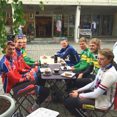 Dagen etter NM-tempoen samlet vi en sosial gjeng med kaffe tørste syklister:) Denne stoppen var kvalitetslengde på...