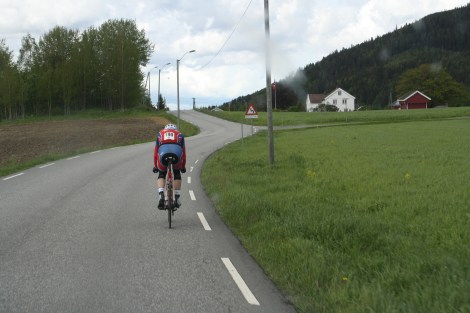 De siste 40 km ble det tempo-modus på meg alene i front, jeg rakk akkurat å ta igjen en lag-gruppe til noen km før mål, jeg fikk også kjørt opp snitthastigheten litt mot slutten :)