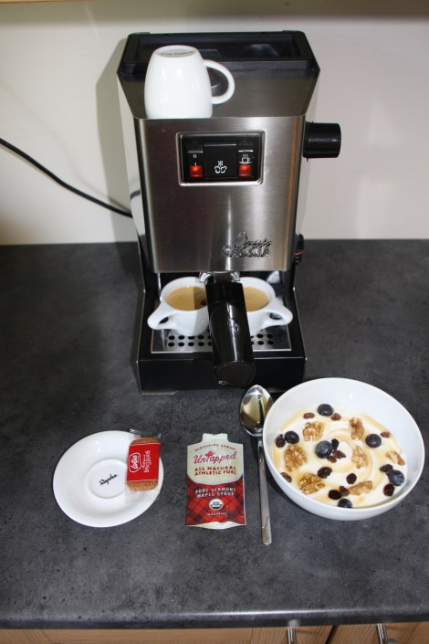 Siden jeg i disse dager er syk unner jeg meg selv litt ekstra god tid på frokosten:)