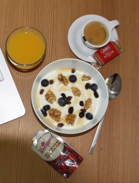 Når frokosten er ferdig setter jeg meg ned ved stuebordet hvor jeg blar gjennom de norske nettavisene mens frokosten nytes til fulle :) Anbefaler også UnTapped i frokostblandingen til frokost, gir en god søt smak :)
