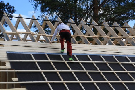 Men uansett, fikk i hvert fall hjulpet til litt i dag, banket og slo med en sånn metall greie på sånne små metall pinner inn i treverket... bare å krysse fingrene for at dette ikke raser ned :O