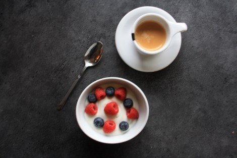 Jeg benytter også fult kjøleskap til å lage meg litt god dessert på hverdager også :) Lov å være litt crazy når man er syk i mine øyne :) + en eller fler espressokopper er aldri feil...!!!