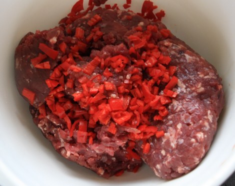 Dra ut i skogen, skyt en elg, lag elg-kjøttdeig og bland dette med chilli :)