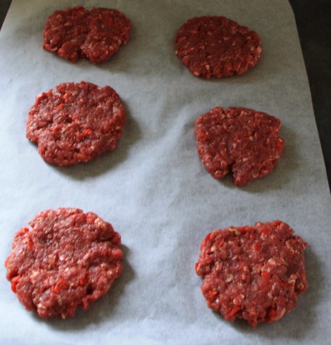 Kast så kjøttdeigen rundt omkring til de lander slik på et bakepapir...